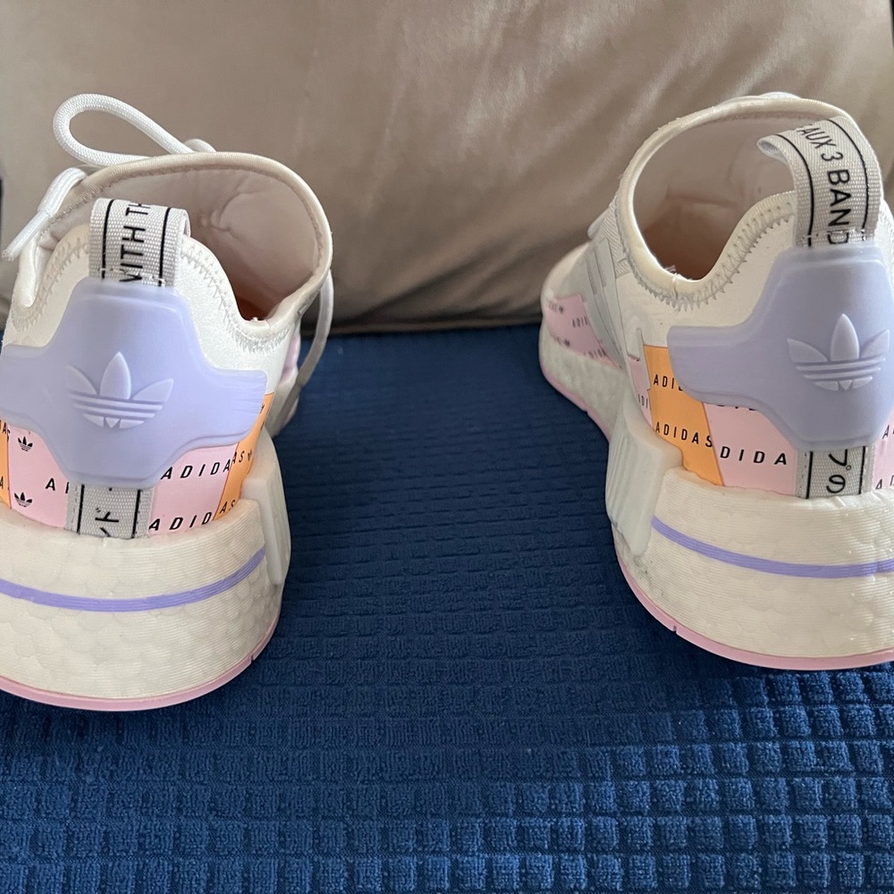 ADIDAS Women's NMD R1 Running SIZE 8 Boost White Pink GZ8013 - Picture 4 of 5